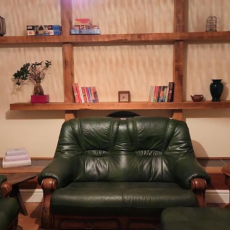 Large 2 Bed Holiday Let In Central Ystradgynlais Buitenkant foto
